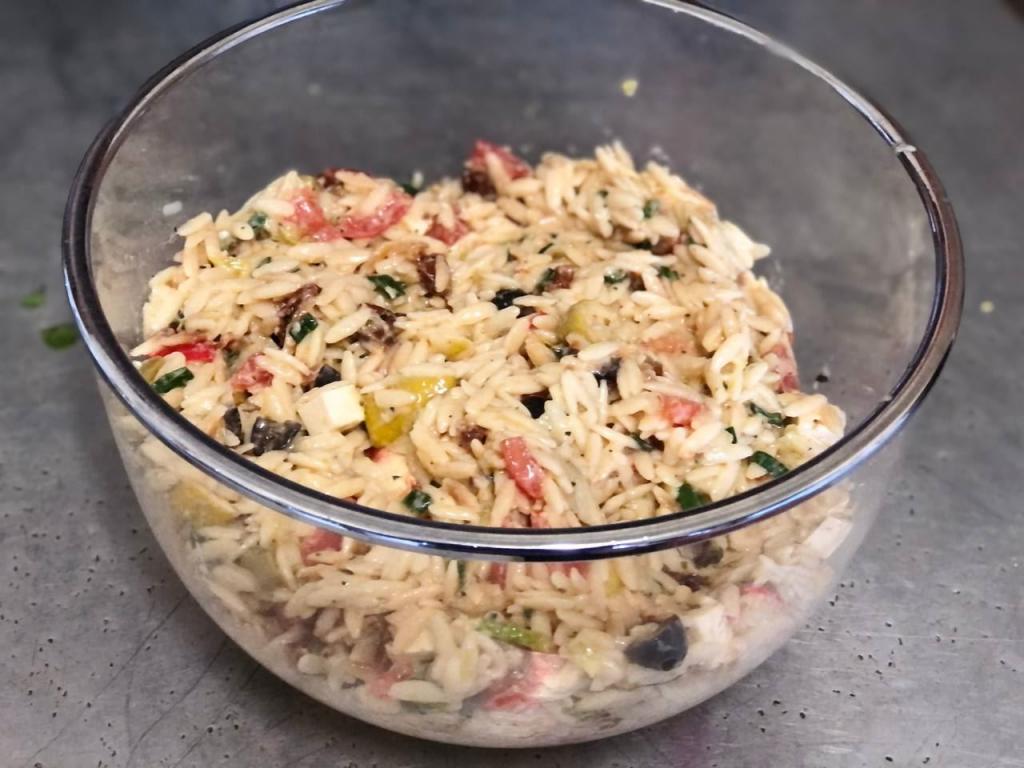 griechischer Reis-Nudel-Salat